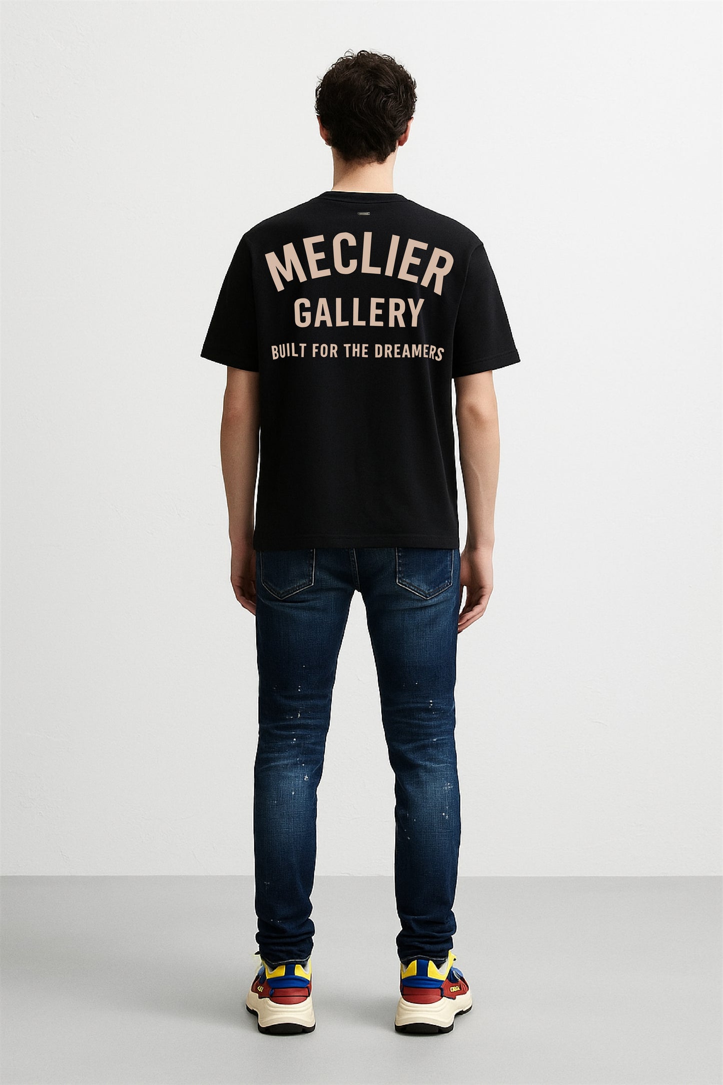 CAMISETA NEGRA CAFE CLARO BUILT FOR THE DREAMERS