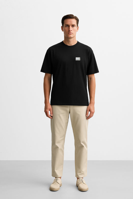 CAMISETA NEGRA CON PLACA CON LOGOTIPO