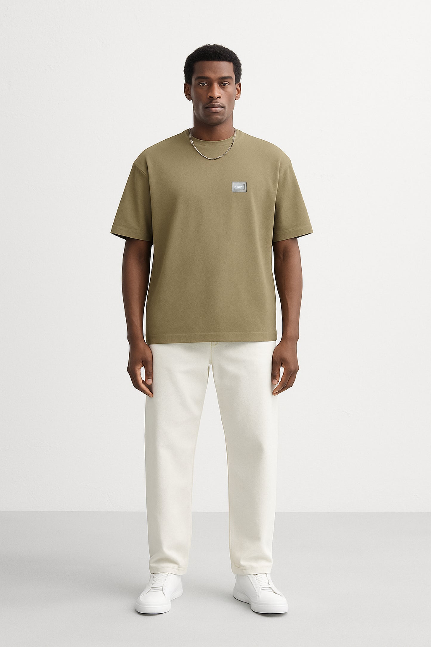CAMISETA GRIS VERDOSO CON PLACA CON LOGOTIPO