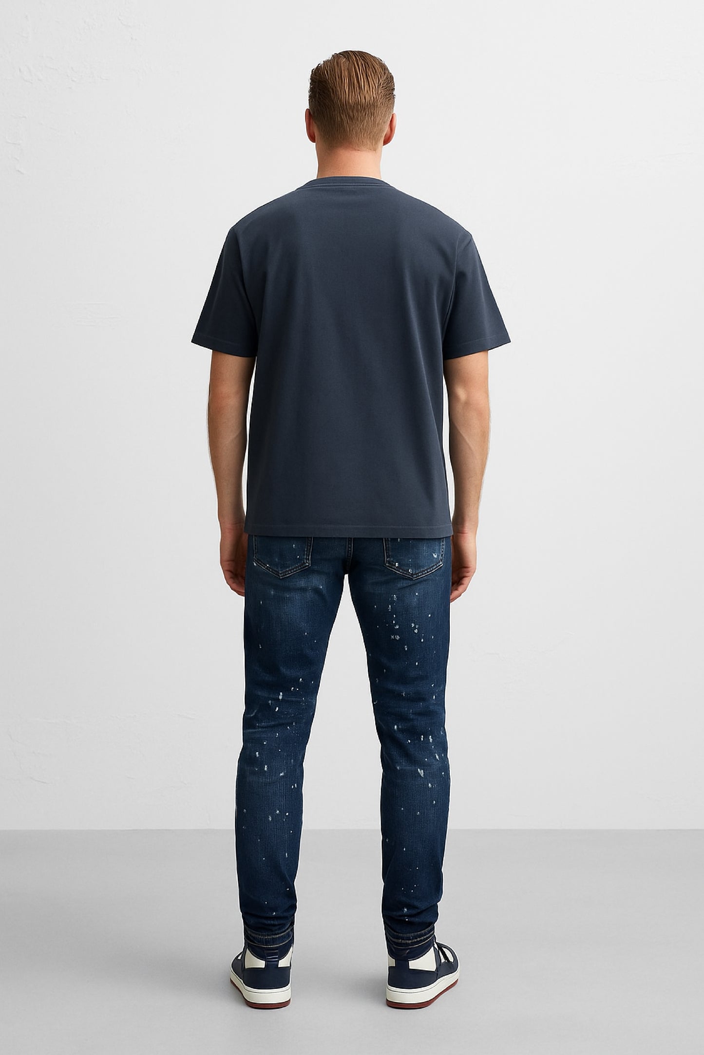 CAMISETA AZUL PETROLEO CON PLACA CON LOGOTIPO
