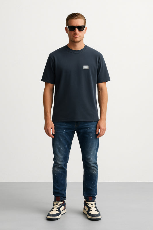 CAMISETA AZUL PETROLEO CON PLACA CON LOGOTIPO